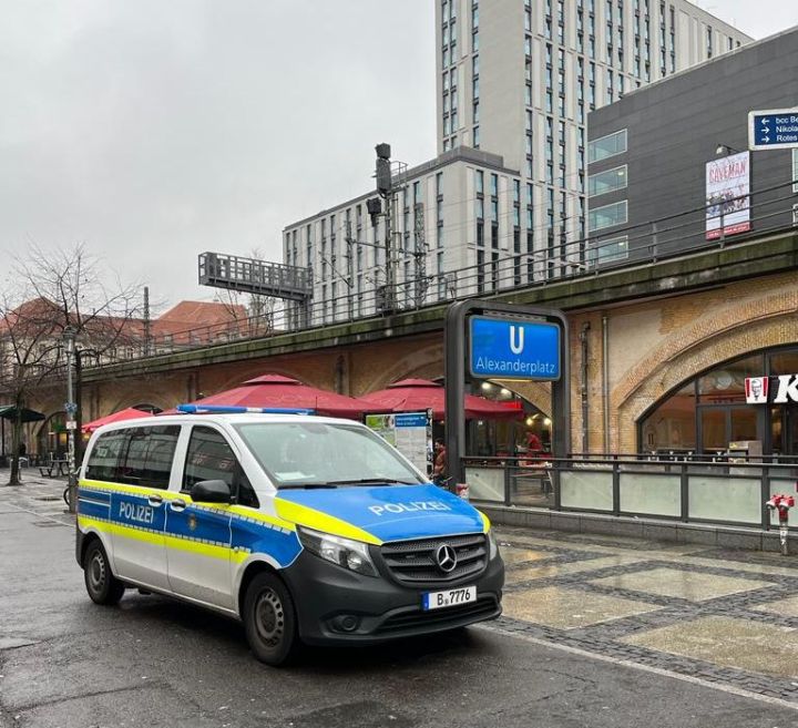 Több mint száz helyszínen tartanak házkutatást