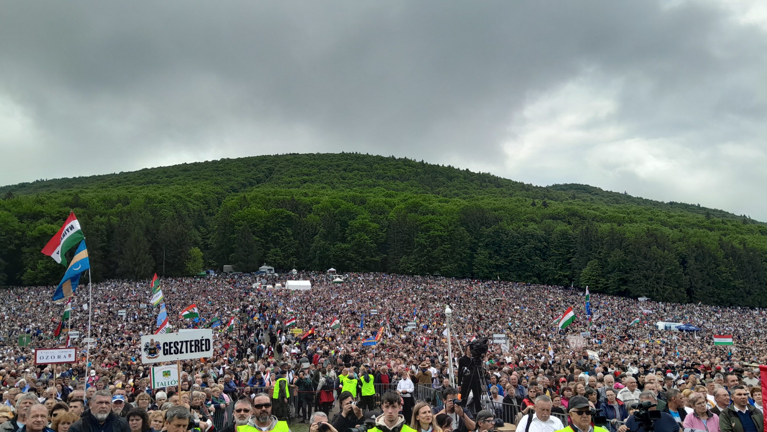 Több százezren gyűltek össze a nyeregben