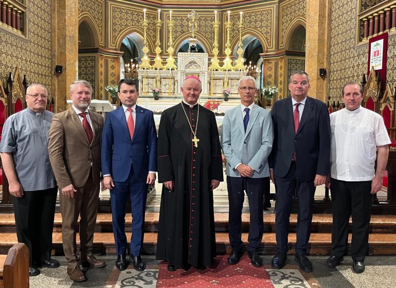 Soltész Miklóst és a román vallásügyi államtitkárt fogadta Aurel Percă érsek-metropolita